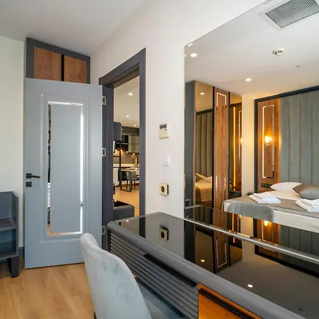 Rusel Park Oda ve Kahvaltı 4*