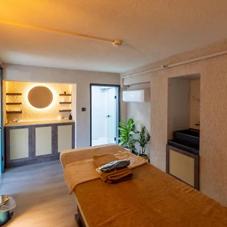 Rusel Park Oda ve Kahvaltı 4*